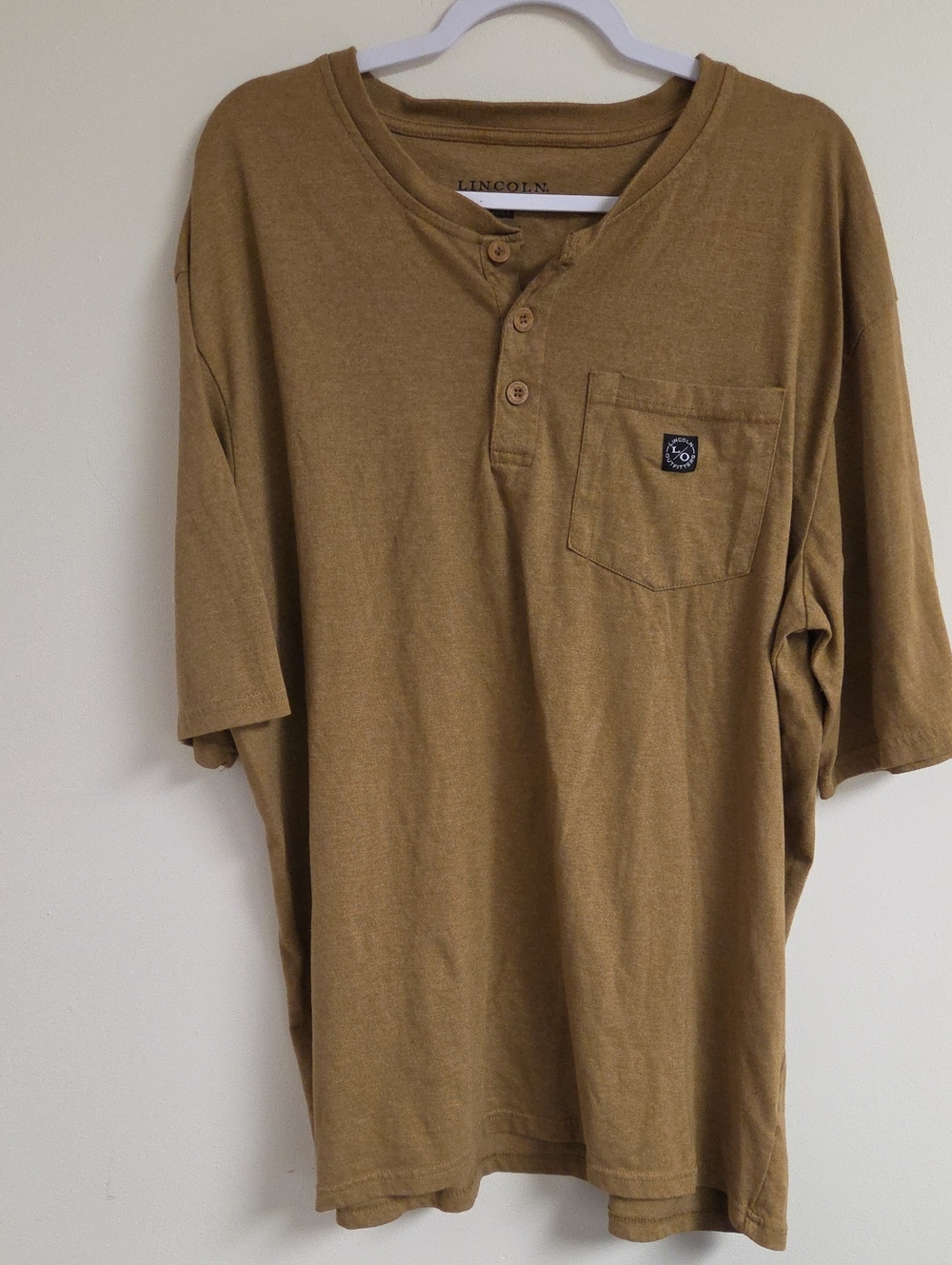 Lincoln Short-Sleeve Henley Pocket Tee in Olive Brown